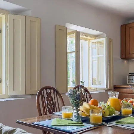 בית נופש Alpine Retreat - *